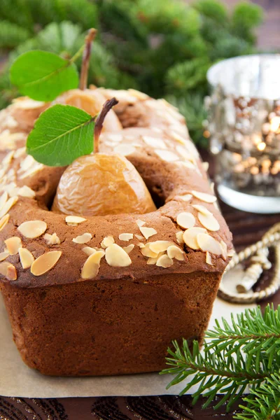 Gâteau au chocolat avec poires et sauce au chocolat . — Photo