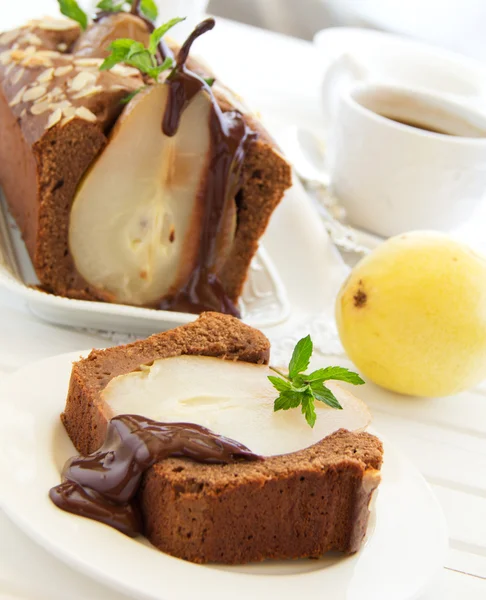 Κέικ σοκολάτας με τα αχλάδια και σάλτσα σοκολάτας. — Φωτογραφία Αρχείου