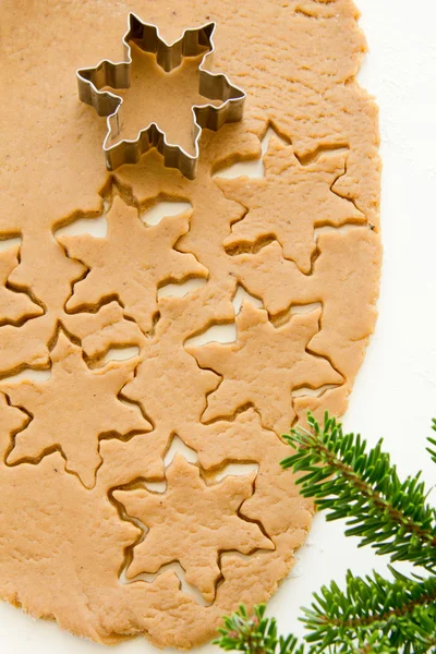 Pepparkaksdeg för jul cookies och cookie fräsar. — Stockfoto