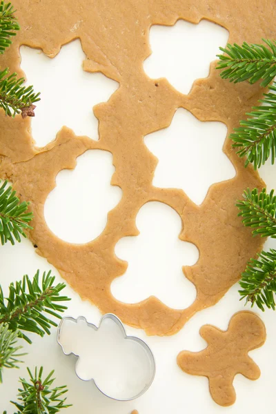 Mézeskalács tésztát karácsonyi süti és cookie vágók. — Stock Fotó