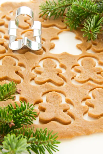 Mézeskalács tésztát karácsonyi süti és cookie vágók. — Stock Fotó