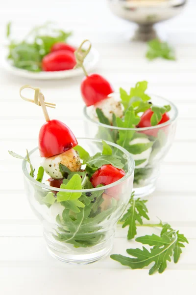 Salad with arugula, mozzarella and tomatoes. — Stock Photo, Image