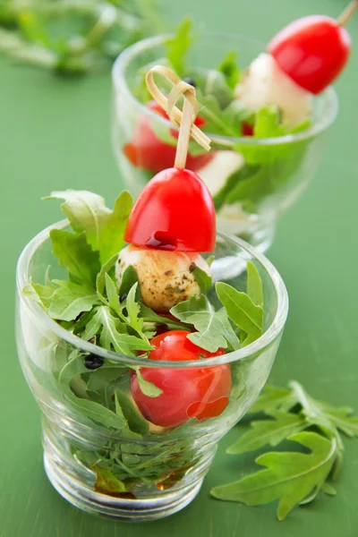 Salad with arugula, mozzarella and tomatoes. — Stock Photo, Image