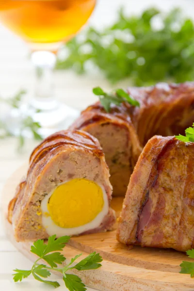 Rolă de carne cu ou de Paști . — Fotografie, imagine de stoc