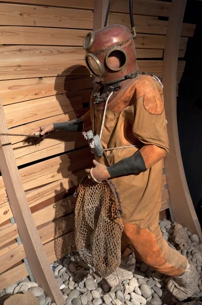 Старый костюм дайвера в музее — стоковое фото
