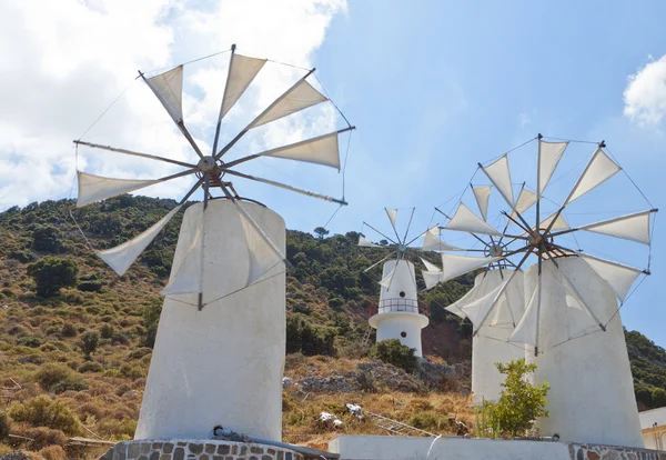Traditionelle Windmühlen auf Betoninsel in Griechenland — Stockfoto