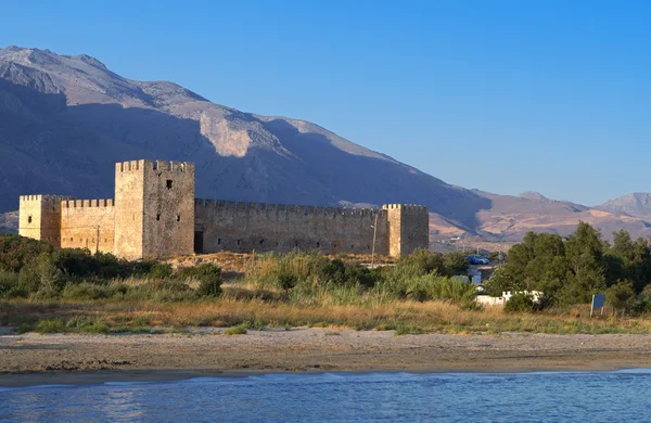 "fragokastelo "Burg und Strand auf Betoninsel in Griechenland — Stockfoto