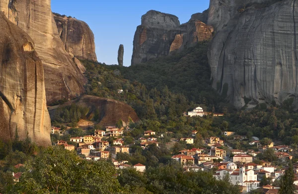 Скалы Метеора и деревня Фраки в Греции — стоковое фото