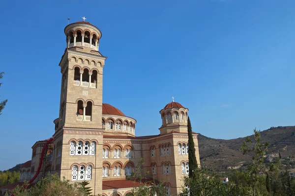 Igreja de Aghios Nektarios na ilha de Aegina na Grécia — Fotografia de Stock