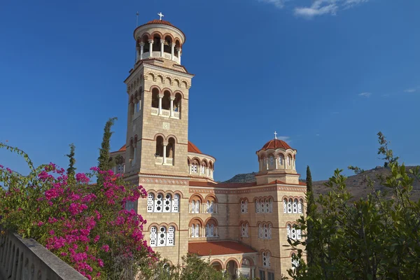 Igreja de Aghios Nektarios na ilha de Aegina na Grécia — Fotografia de Stock