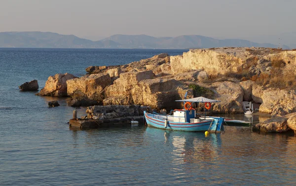 Rybářský člun na Středozemního moře v Řecku — Stock fotografie