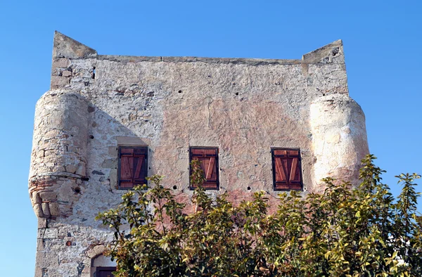 粉红塔的 markellos 在希腊埃伊纳岛. — 图库照片
