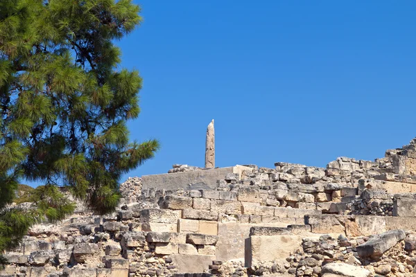 Древняя колона на острове Эгина в Греции — стоковое фото