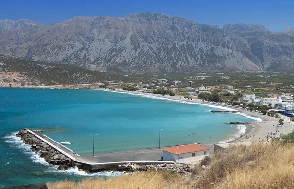 Plaża w zatoce mirabello. Wyspa Kreta, Grecja — Zdjęcie stockowe