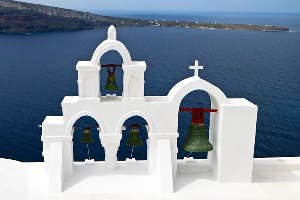 Iglesia tradicional en la isla de Santorini en Grecia —  Fotos de Stock