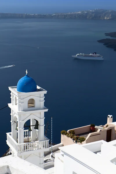 Campanile tradizionale sull'isola di Santorini in Grecia — Foto Stock