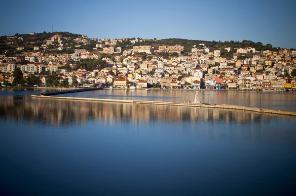 Cidade tradicional de Argostoli na ilha de Kefalonia, na Grécia — Fotografia de Stock