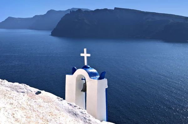 โบสถ์ดั้งเดิมที่เกาะซานโตรินี — ภาพถ่ายสต็อก