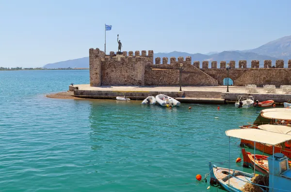 Pueblo pesquero escénico de Nafpaktos situado en Grecia — Foto de Stock