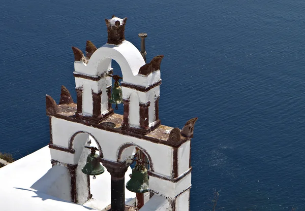 Campanile en Oia pueblo de Santorini isla en Grecia —  Fotos de Stock