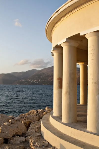 Faro en Argostoli de la isla de Cefalonia en Grecia — Foto de Stock