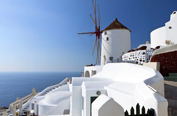 キクラデス諸島ギリシャのサントリーニ島のオイアで風車します。 — ストック写真