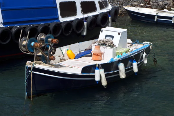 Barco de pesca tradicional en la isla de Santorini en Grecia — Foto de Stock