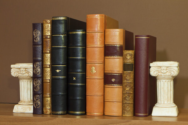 Старые книги в библиотеке
