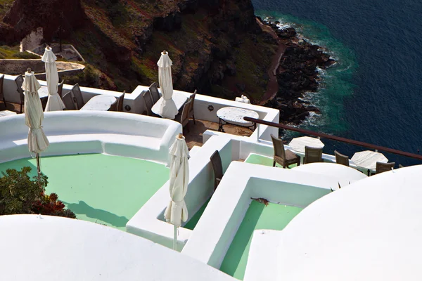 Resort de verão panorâmico na ilha de Santorini, na Grécia — Fotografia de Stock