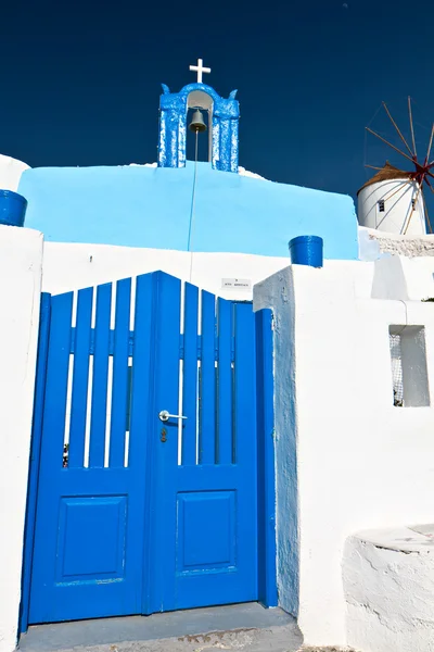 Iglesia tradicional en la isla de Santorini en Grecia — Foto de Stock