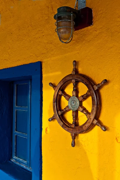 Taverna greca sull'isola di Santorini nel mare Egeo — Foto Stock