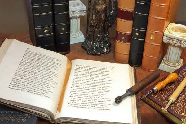 Livres traditionnels anciens sur un bureau — Photo