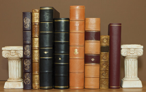 Библиотека со старинными книгами
