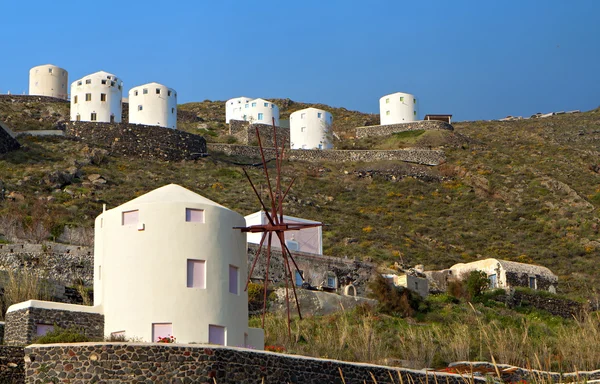 Větrné mlýny na ostrov santorini v cyclades, Řecko — Stock fotografie