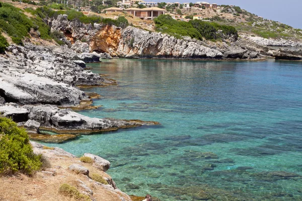 Stenig strand bildande på kefalonia ö i Grekland — Stockfoto