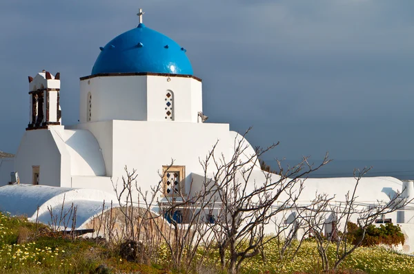 Традиционная церковь на острове Санторини в Греции — стоковое фото