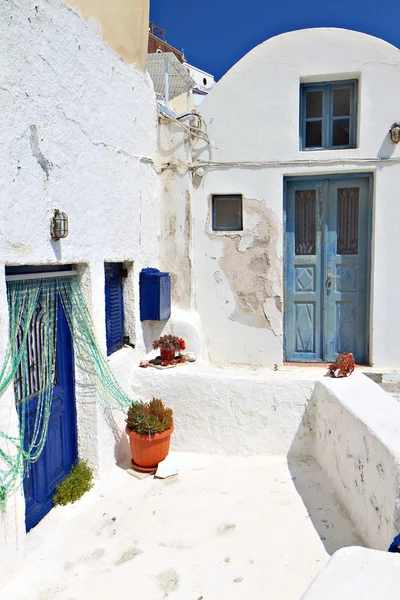 Casas gregas tradicionais na aldeia de Oia da ilha de Santorini — Fotografia de Stock