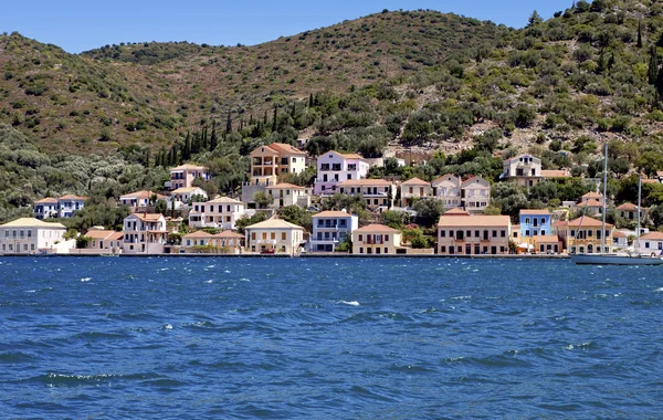 Casas tradicionais na baía de Vathi da ilha de Ithaki, na Grécia — Fotografia de Stock