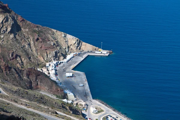 Porto de Athinios na ilha de Santorini na Grécia — Fotografia de Stock