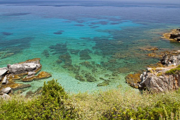 Σχηματισμό βραχώδη παραλία στο νησί της Κεφαλονιάς στην Ελλάδα — Φωτογραφία Αρχείου