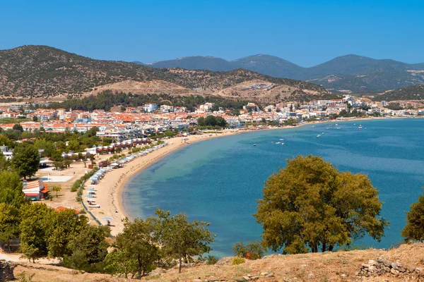 Strand van 'nea peramos' in de buurt van kavala city in Griekenland — Stockfoto