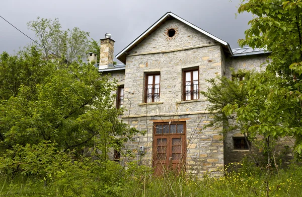 Traditionella gamla hus på nymfaio by i Grekland — Stockfoto