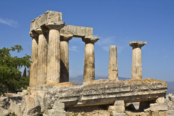Starověký Korint, chrám Apolla, Peloponésu, Řecko — Stock fotografie