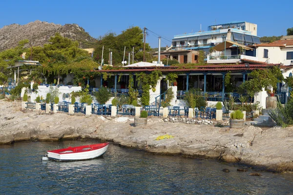 L'île d'Egine à la mer Méditerranée en Grèce — Photo