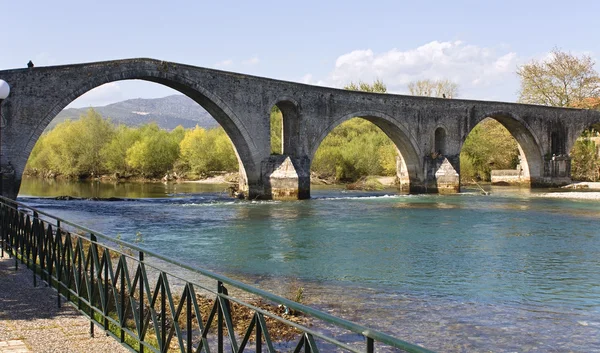 Arta, Yunanistan, tarihi taş köprü — Stok fotoğraf