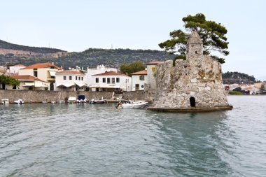 Yunanistan nafpaktos şehir manzaralı balıkçı limanı