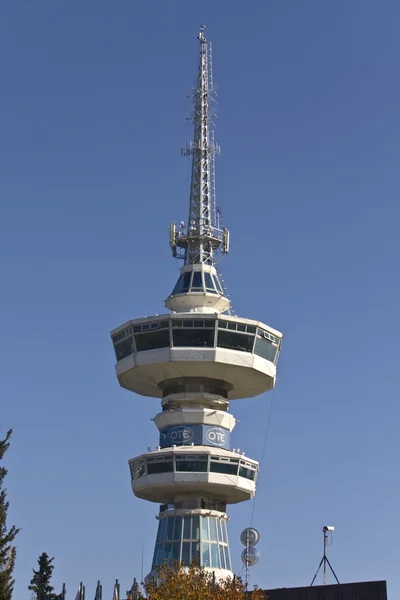 Torre de comunicación en la ciudad de Tesalónica en Grecia — Foto de Stock