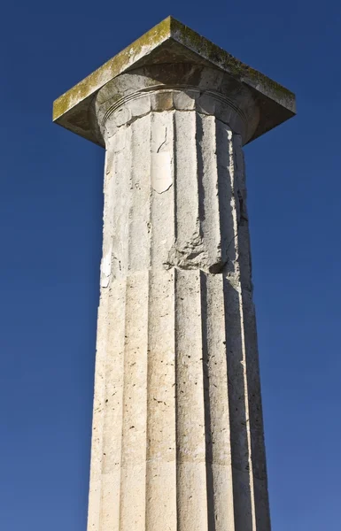 Oude Griekse pijler — Stockfoto