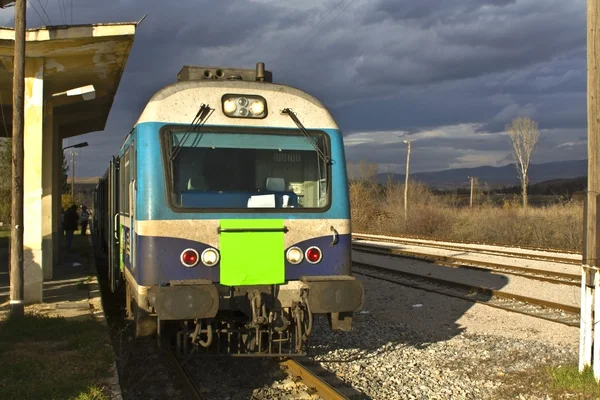 火车在希腊站附近 kozani 市中 — 图库照片