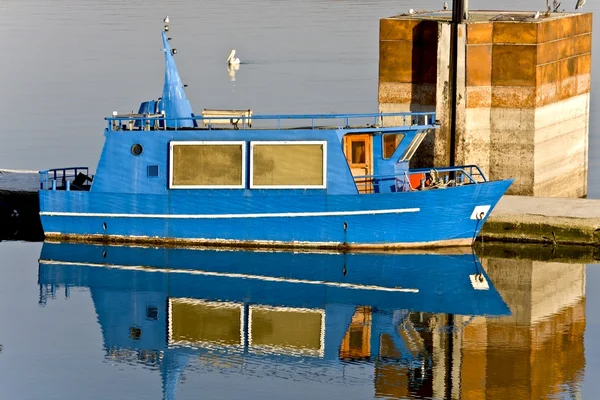 Pequeño barco griego en el lago Kerkini en Grecia — Foto de Stock